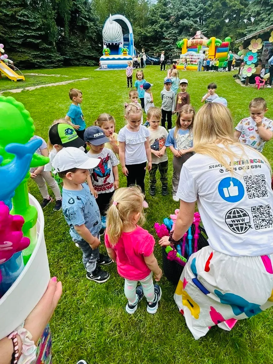 Animatorka prowadząca zabawę z grupą dzieci