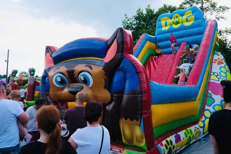 Dmuchaniec Psi Patrol rozstawiony na imprezie