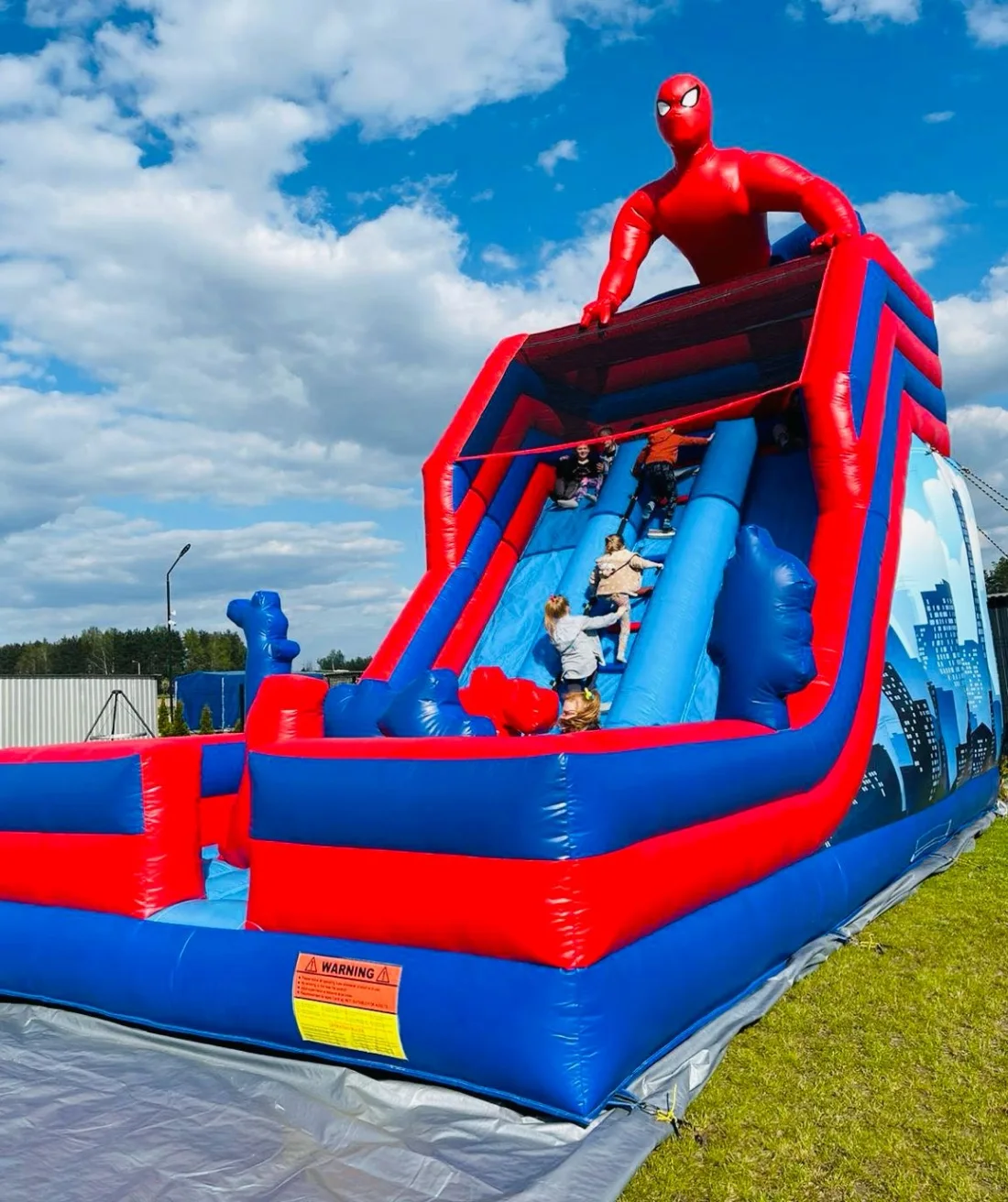 Zjeżdżalnia Spider-man podczas imprezy plenerowej
